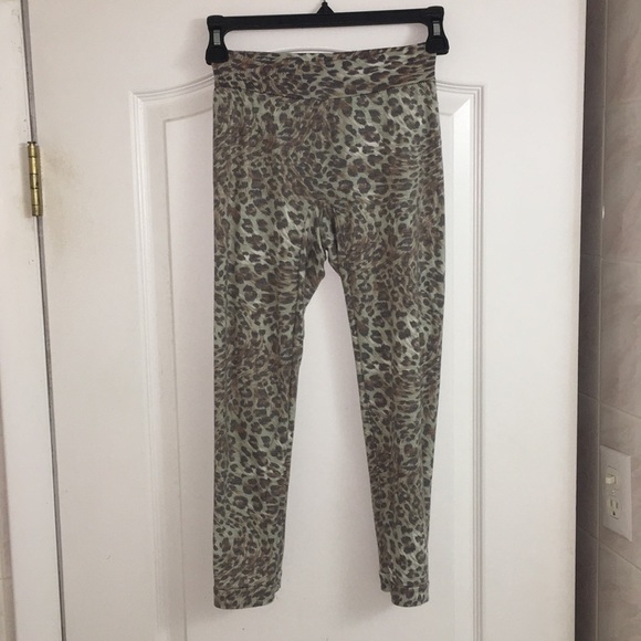 Romeo & Juliet Couture Cheetah Capri Leggings - Picture 1 of 2